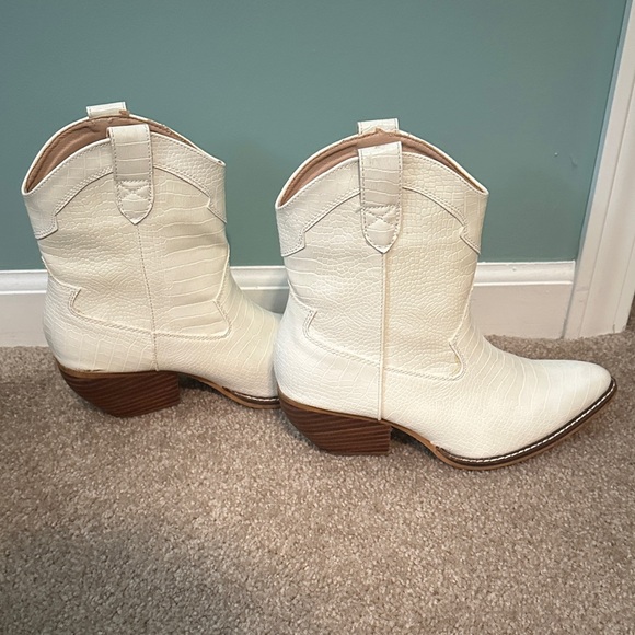 Universal Thread Shoes - Universal Thread White Western Ankle Boots